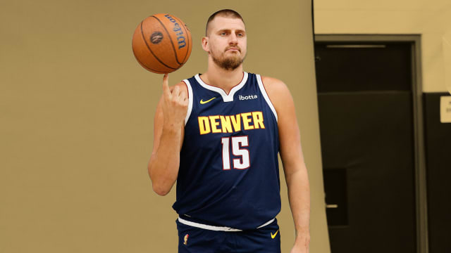 如此云淡风轻！约基奇一大天赋是沉稳：每场NBA比赛都像街头野球