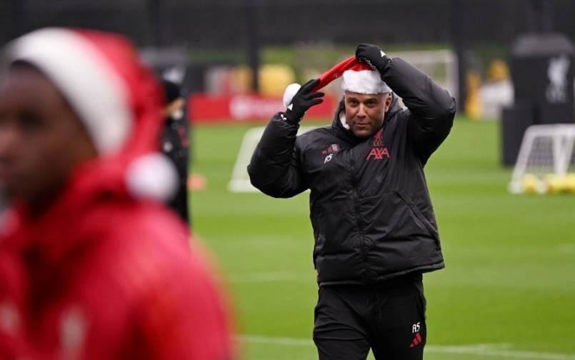 传统环节，利物浦全队戴圣诞帽在训练场拍大合照