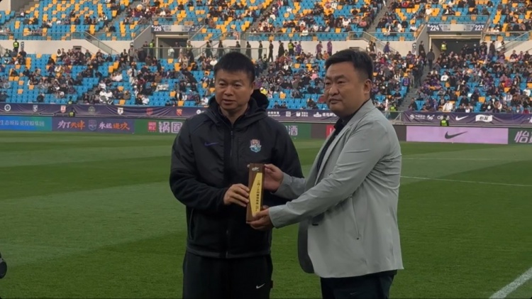 对阵海港赛前，于根伟领取中超23月最佳教练奖杯