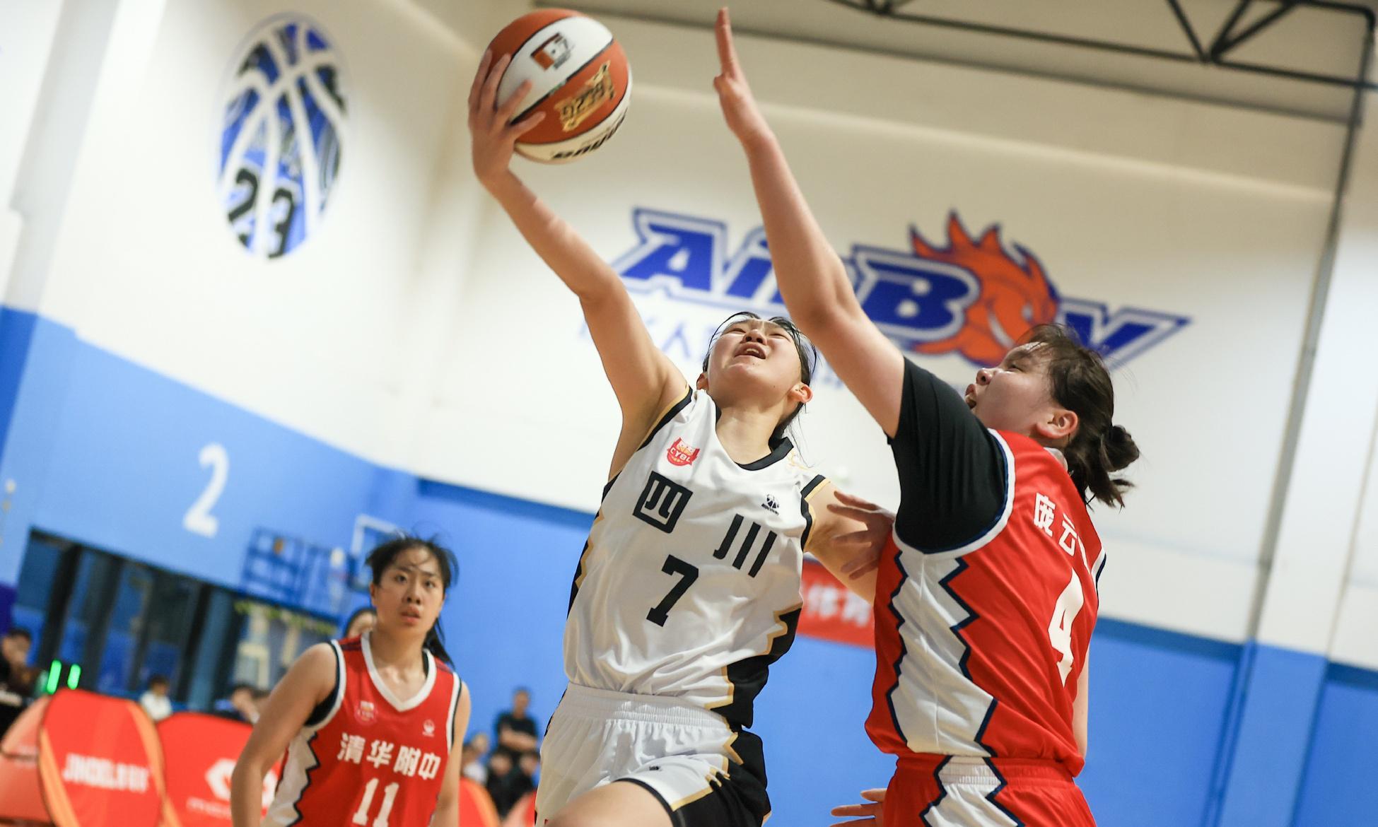 场均轰26+10！中国女篮又一15岁1米90