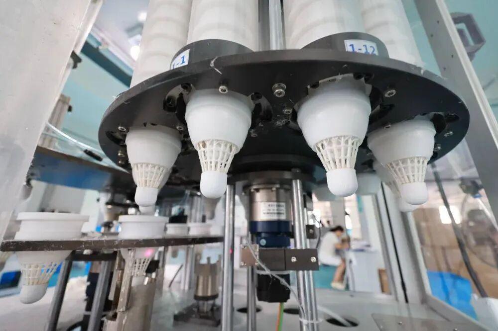 羽毛球价格疯涨，安徽小城的百亿生意藏不住了