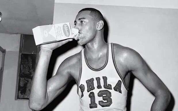 媒体评NBA历史20大球星，乔丹拉塞尔前2名，科比詹姆斯竟然一个档级