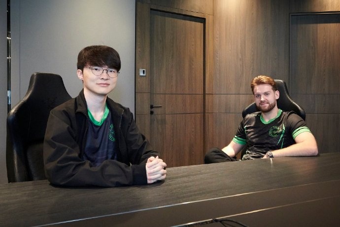 两个游戏的传奇！雷蛇官方发布Faker