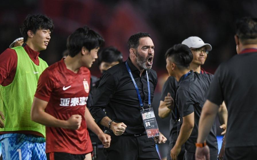 中超离谱判罚！明显越位被无视，苏亚雷斯暴怒染黄，媒体人开炮