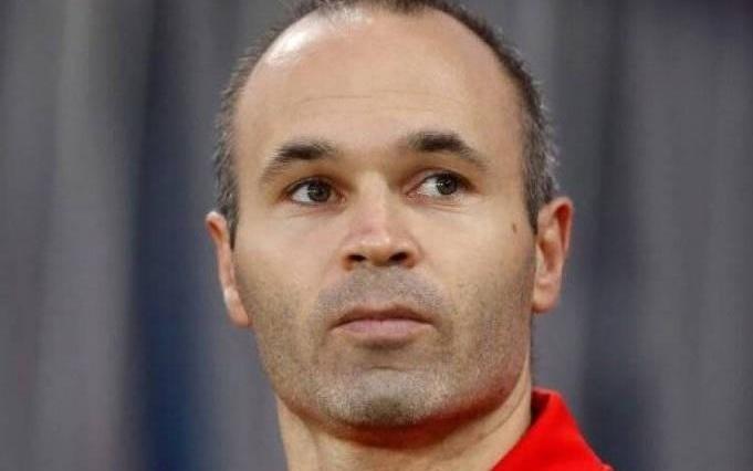 记者:伊涅斯塔将在今晚的颁奖典礼上颁发女足金球奖