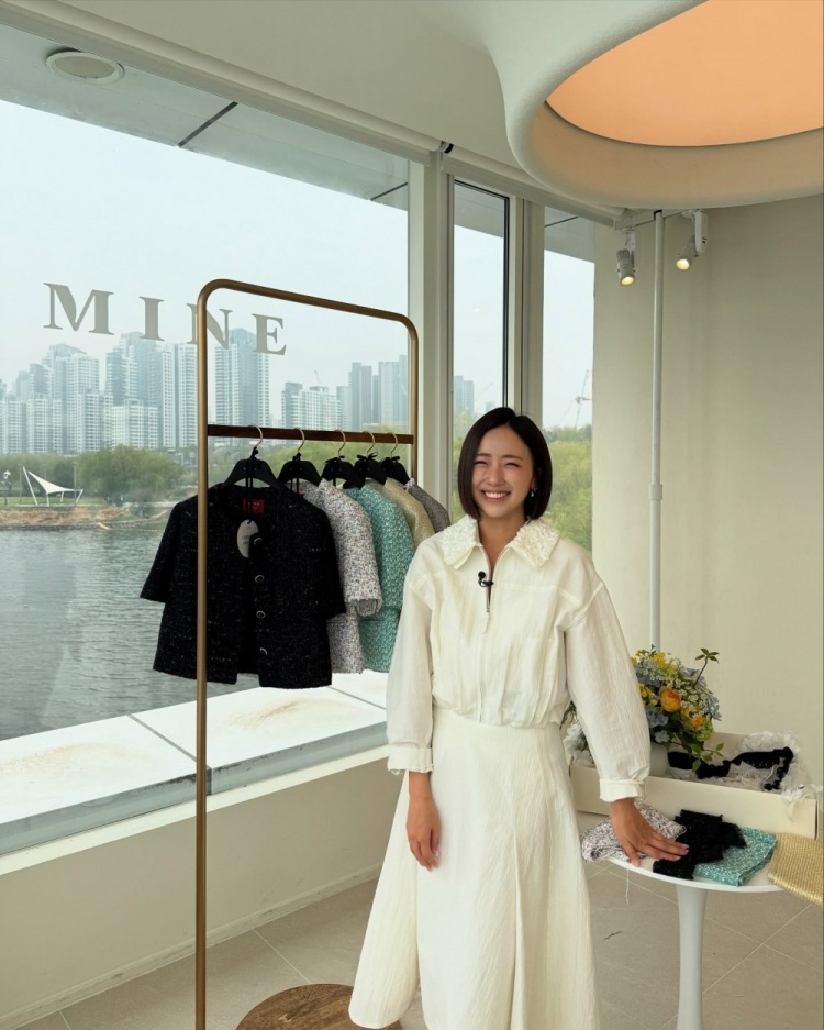 LCK女主持人裴惠智晒试衣照：为大家介绍漂亮服饰