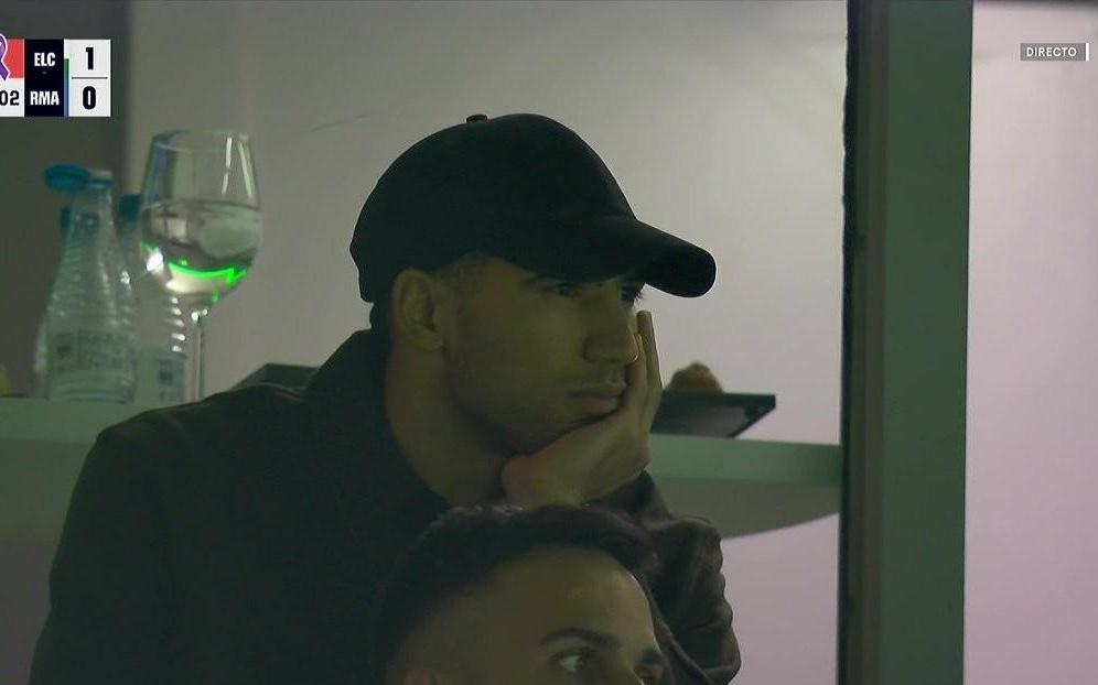 养伤期间看看球，阿什拉夫现场观看埃尔切vs皇马