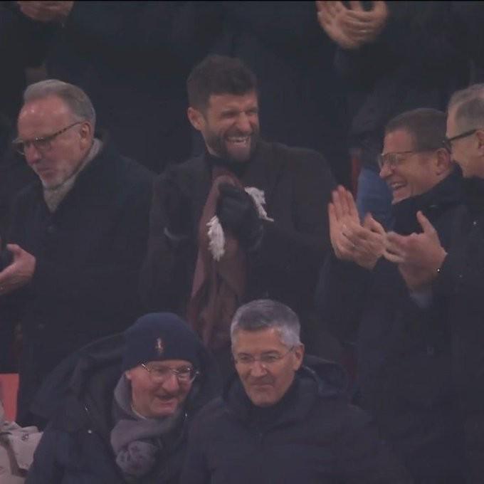 身份升级穆勒与埃贝尔同坐看台，欢笑庆祝卡尔进球