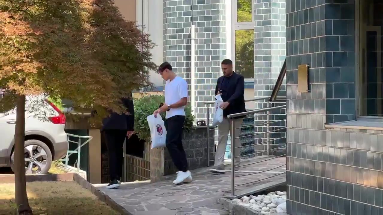 签约在即！迪马济奥晒视频：里奇已完成米兰体检，离开了医疗机构