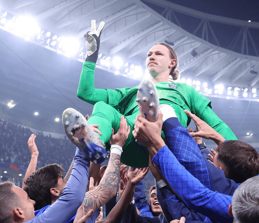 洲际杯连扑4点！26岁巴黎替补门将1战封神夺冠后被队友高举致敬