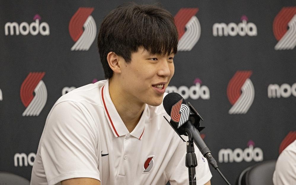 杨瀚森前5场只比姚明少4分！看完大姚