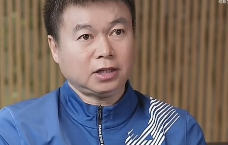 于根伟谈巴顿踢右后卫：选位还是有些高一度未更好协助后场出球