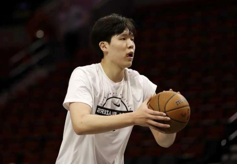 开拓者主场遭湖人逆转，杨瀚森再被弃用，球迷建议杨母去美国陪伴