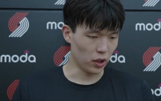 记者：大量中国球迷观战杨瀚森首秀，后者送上签名战靴并耐心互动