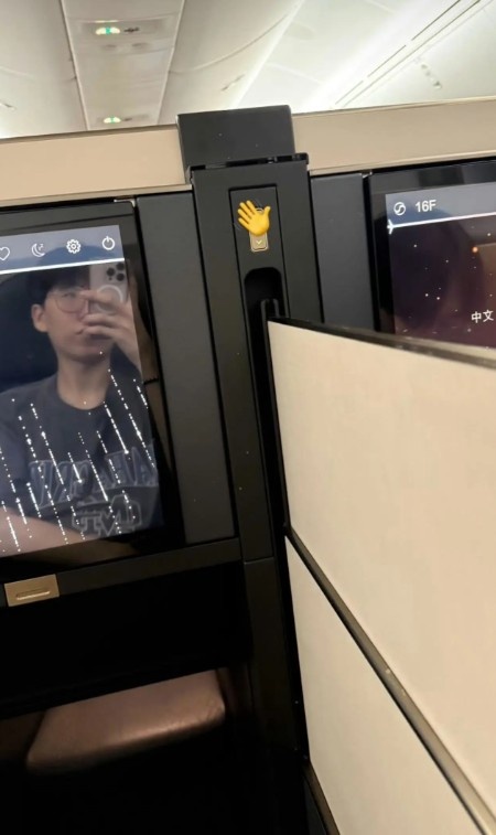 GEN出发前往温哥华，Ruler分享飞机上自拍照