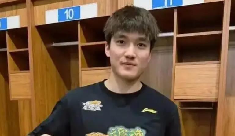 辽宁三冠后卫退役后被杨鸣召回广东