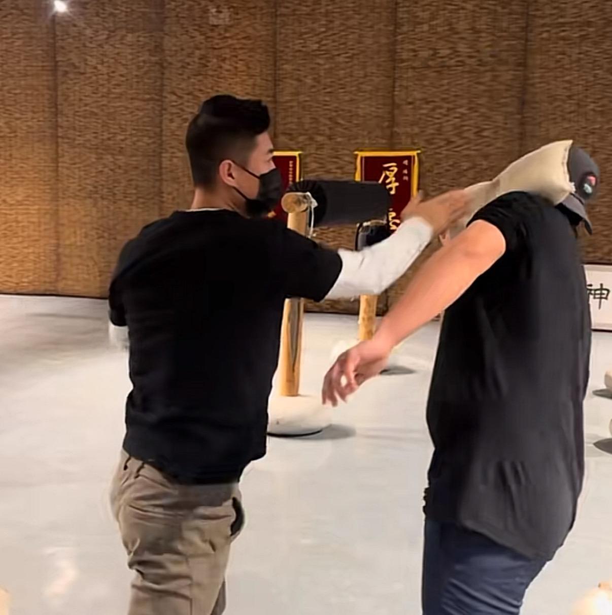 扇耳光大赛受伤倒地的中国选手已恢复训练！称还是很希望完赛