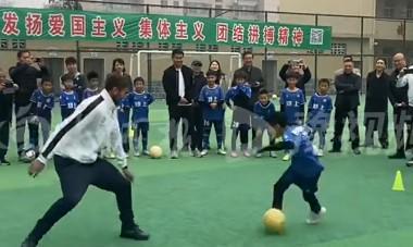 英甲榜首球队开展中英足球交流活动，名宿前往郑州一小学互动