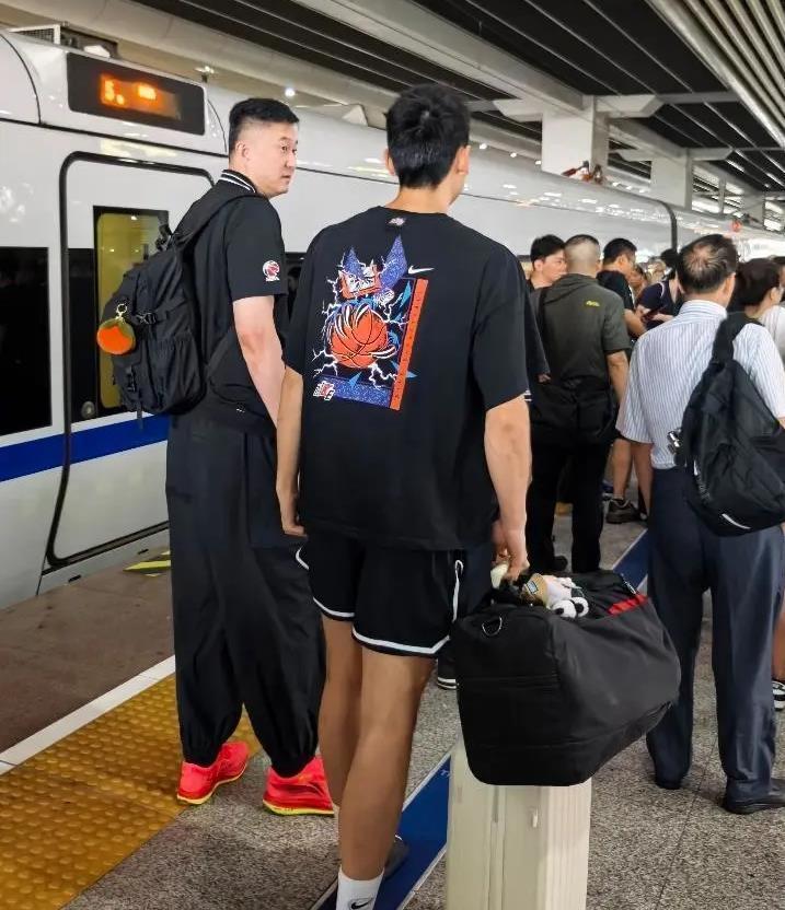 入乡随俗!广东新援完成入队仪式球迷调侃这才算是真加盟