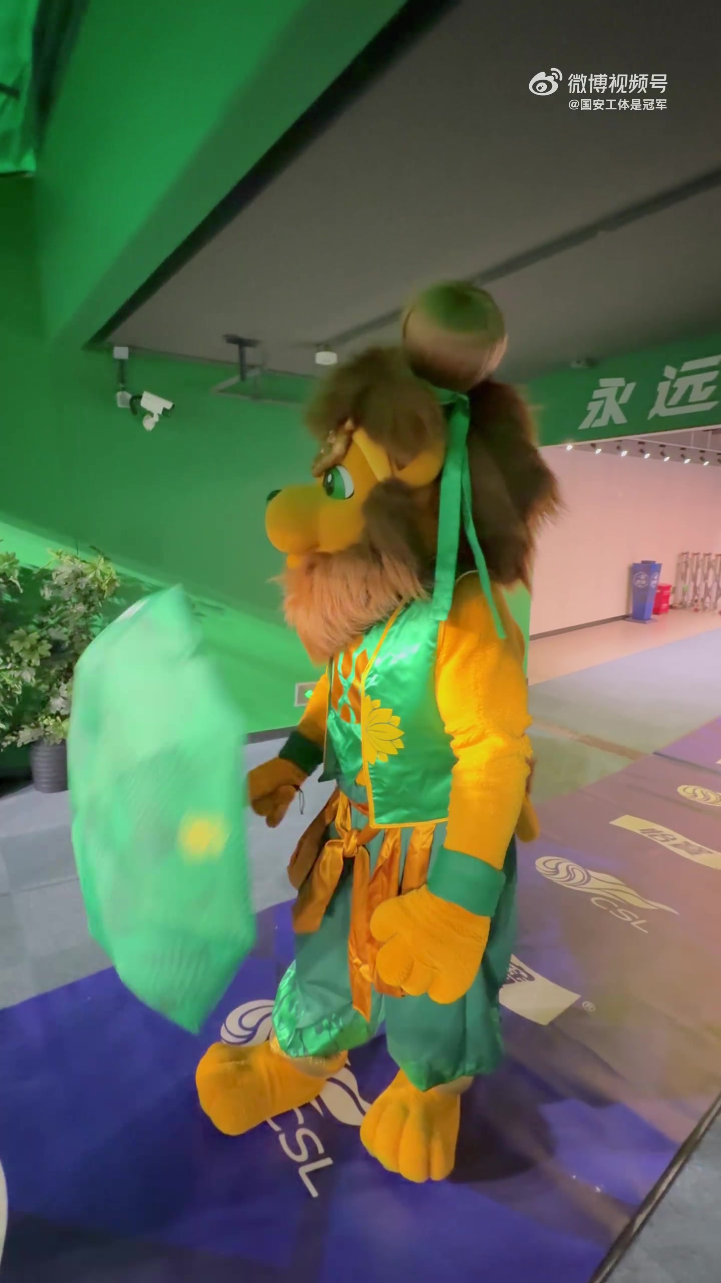 不容易！国安吉祥物热到有些中暑，急忙