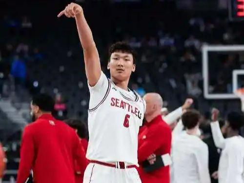 0分2板3犯4失误！20岁国产内线在NCAA迷失了，余嘉豪懂他的感受