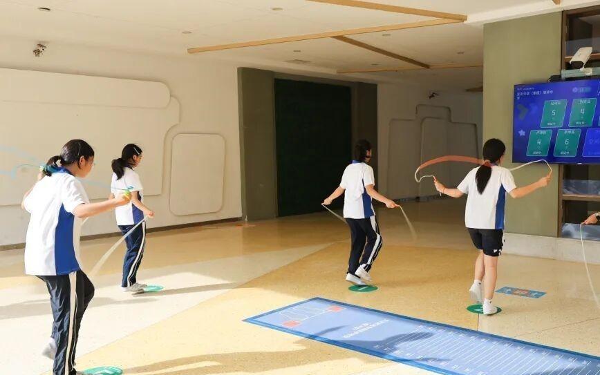 深圳小孩哥“声东击西”晃倒CBA球