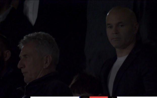 传奇名宿坐镇，伊涅斯塔现场观看巴萨对阵奥萨苏纳