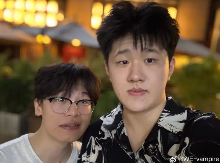 Vampire与TES辅助fengyue合照：一起走下的兄弟变竞争对手了