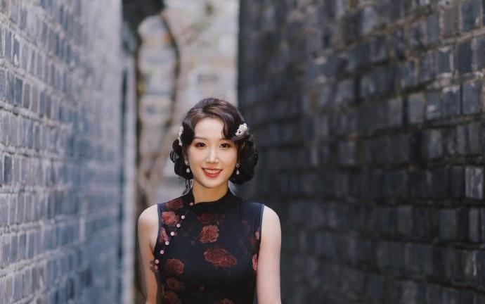 钱天一社媒分享手推波造型，王昶评论：哇塞