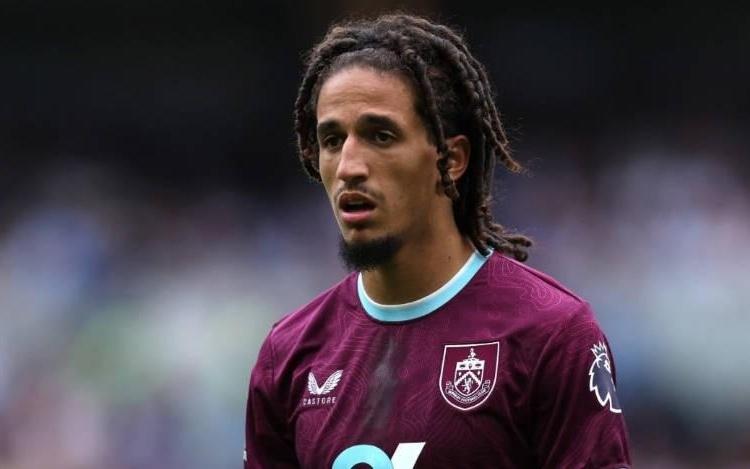 记者:伯恩利中场梅布里被指控在比赛里向一利兹联球迷吐口水