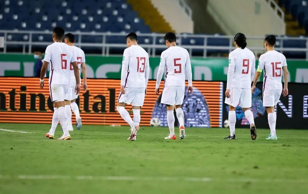 飞踹裁判！数十人群殴！业余联赛带动中