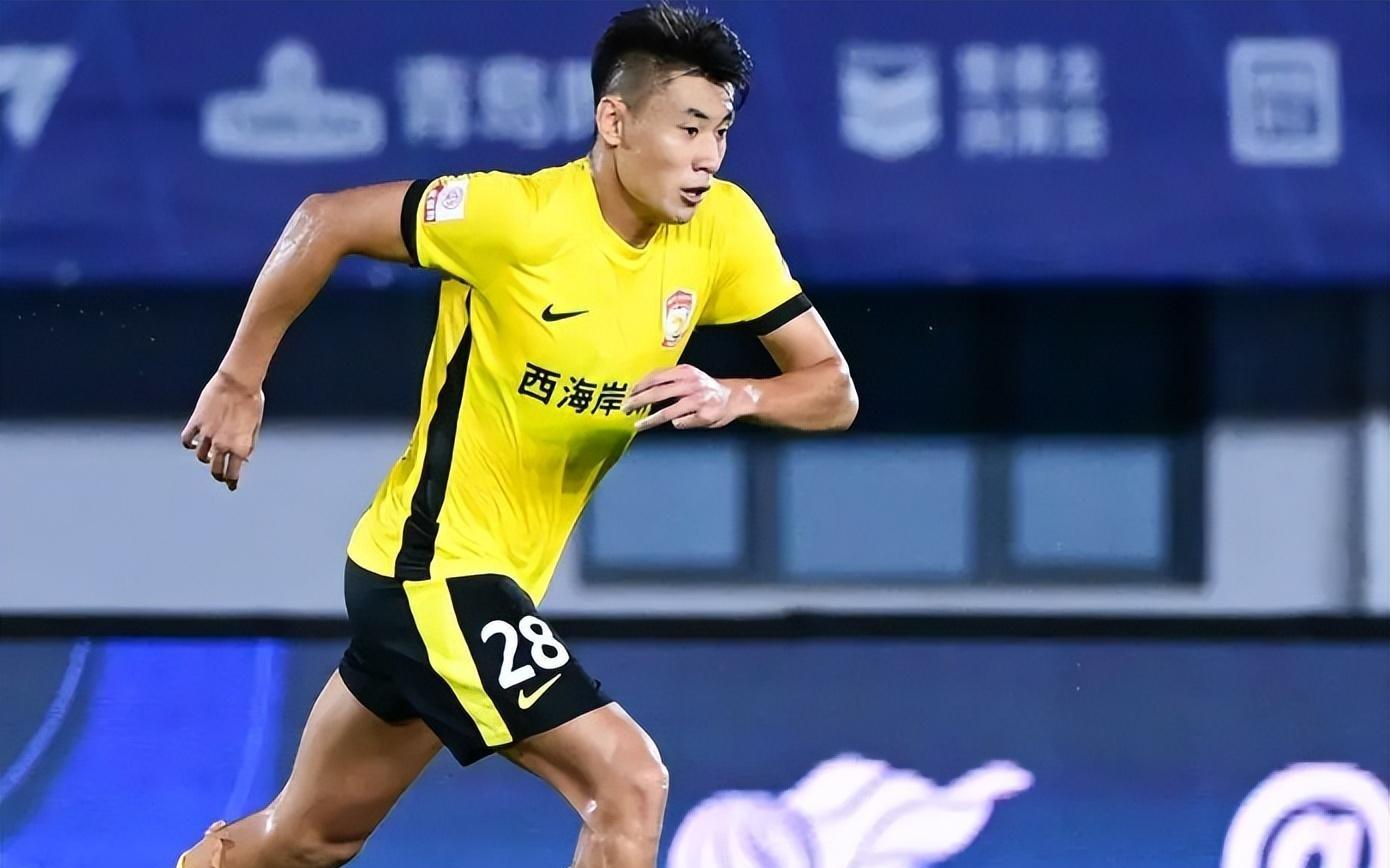 诡异!中超争冠关键战,2老将“主动”拿红牌离场,表现莫名其妙