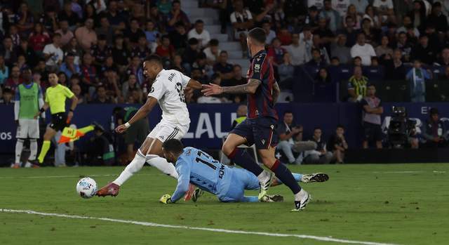 姆巴佩杀疯了：2分钟双响西甲40战38球！搂着龙哥笑开花