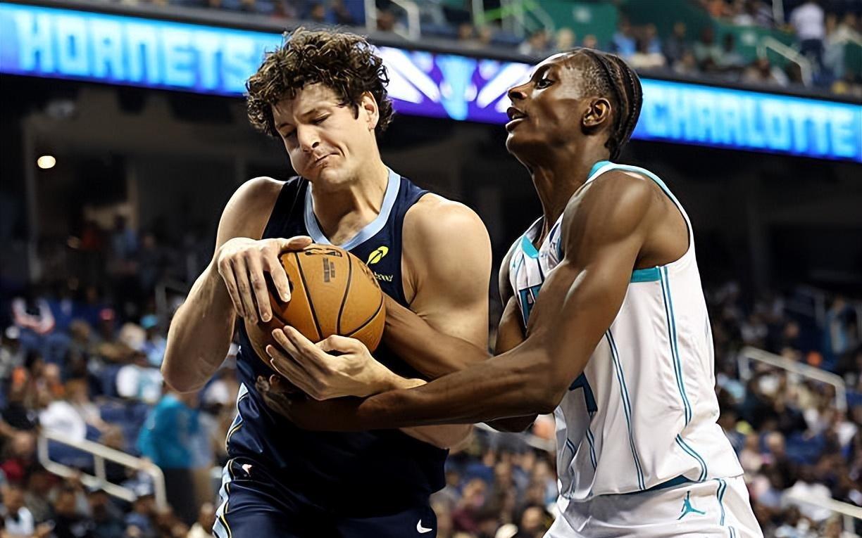 内线人手短缺！黄蜂用双向合同紧急签下了前掘金灰熊内线新星