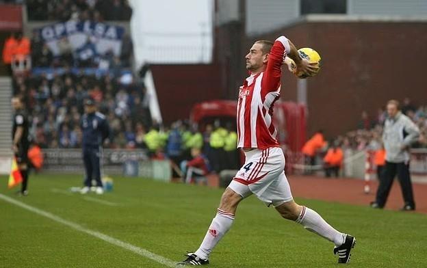 卡拉格：本赛季英超大力手抛界外球屡见不鲜，这让我很沮丧