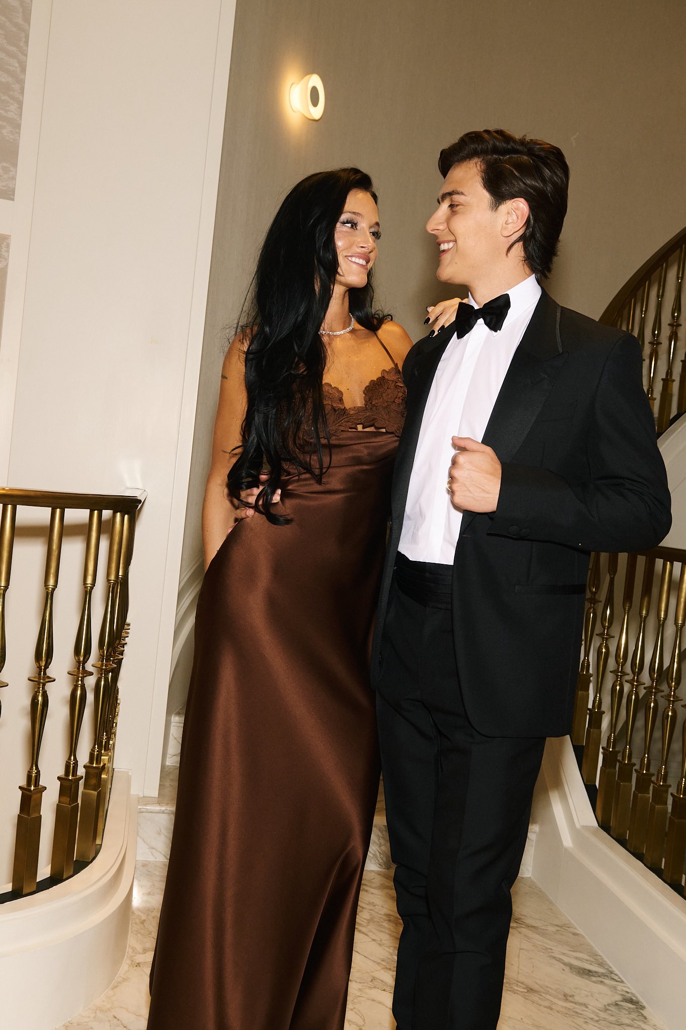 婀娜多姿！迪巴拉与妻子一起走红毯参加劳伦斯颁奖典礼