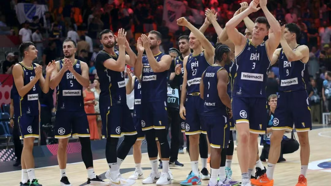 真猛啊！打NBA拉胯，FIBA就重生，31岁中