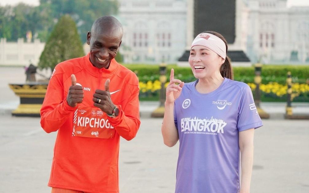 47岁泰国王后两小时完赛马拉松，还要