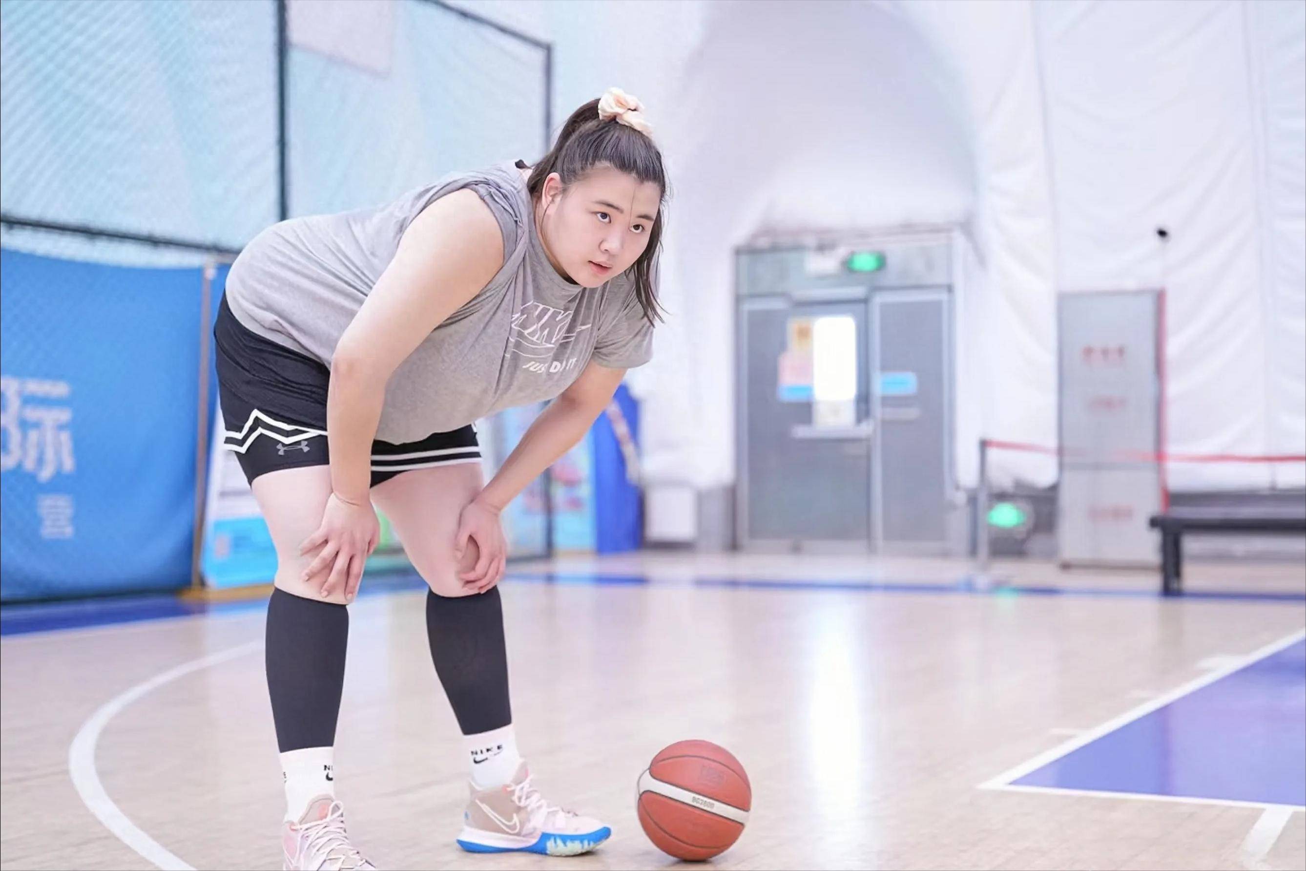 换队首秀轰37+12！中国女篮2米01女版