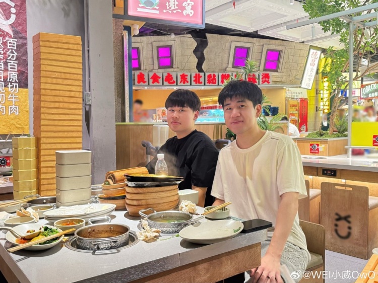 Wei分享与GALA吃饭照：狂炫噶还能吃不