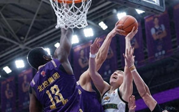 CBA常规赛：北控队主场4分险胜辽宁队