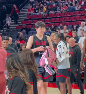 杨瀚森为什么要背粉红书包NBA整蛊