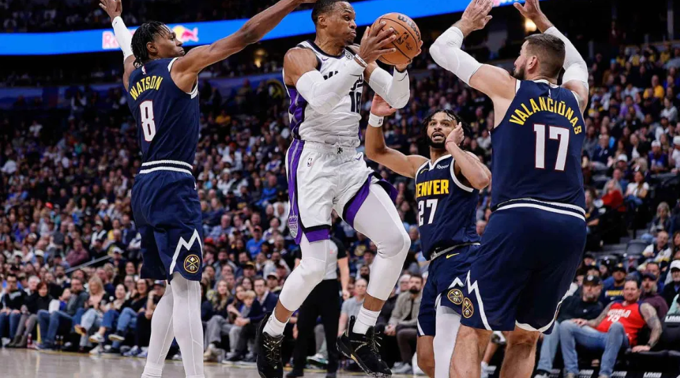 拿360万底薪！砍49+18+16！7年换7队的流浪汉，如今又打成了超巨