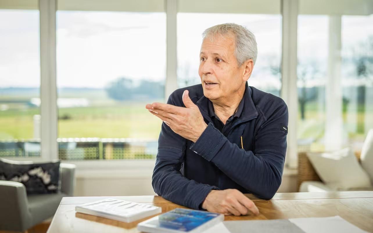 前门兴和多特主帅法夫尔宣布退休，曾