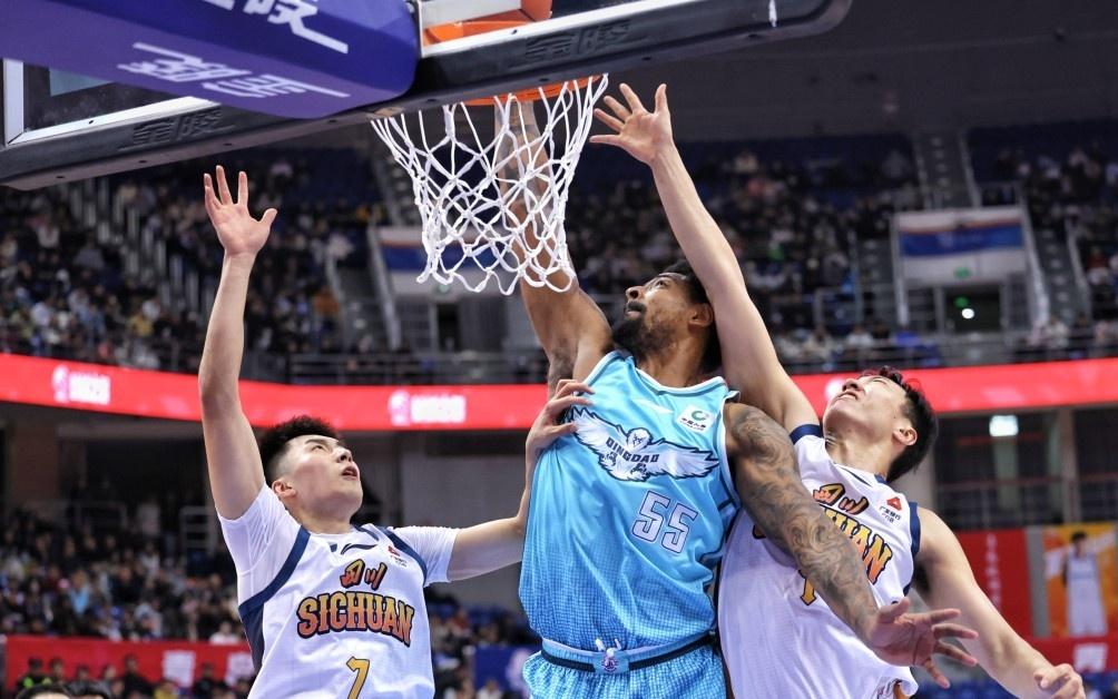 飞跃天山等了17年！青岛男篮客场赢下新疆男篮，全队五人得分上双创造历史