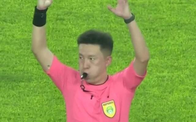 中超关键战再现罕见1幕：补时24分钟，主裁判累到抽筋！