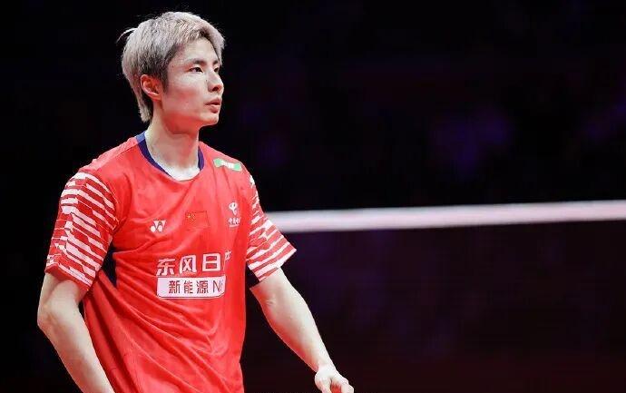 国羽率先锁定总决赛五个四强席位，李诗沣受伤坐轮椅离场