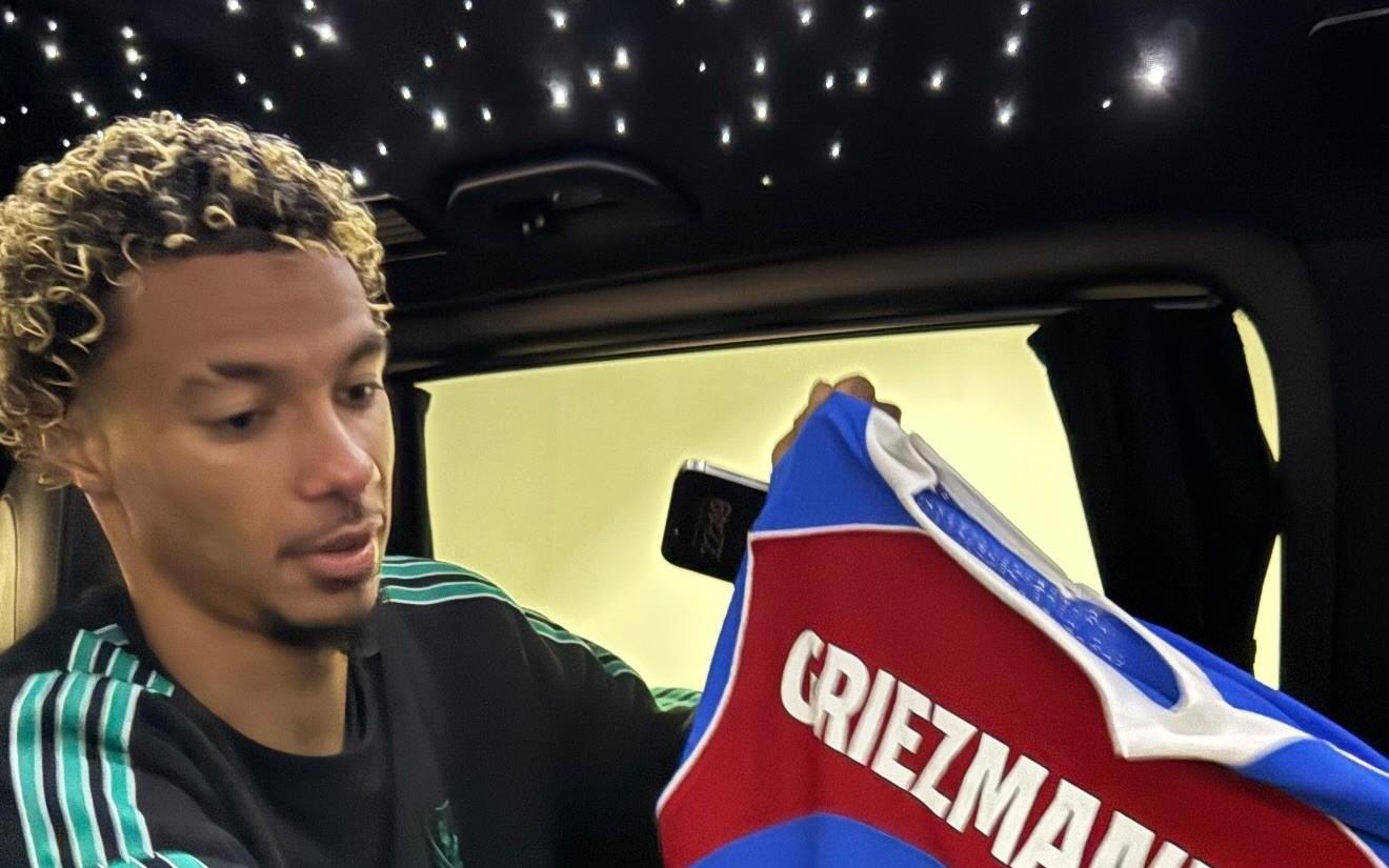 埃基蒂克晒格列兹曼7号球衣并配文：传奇