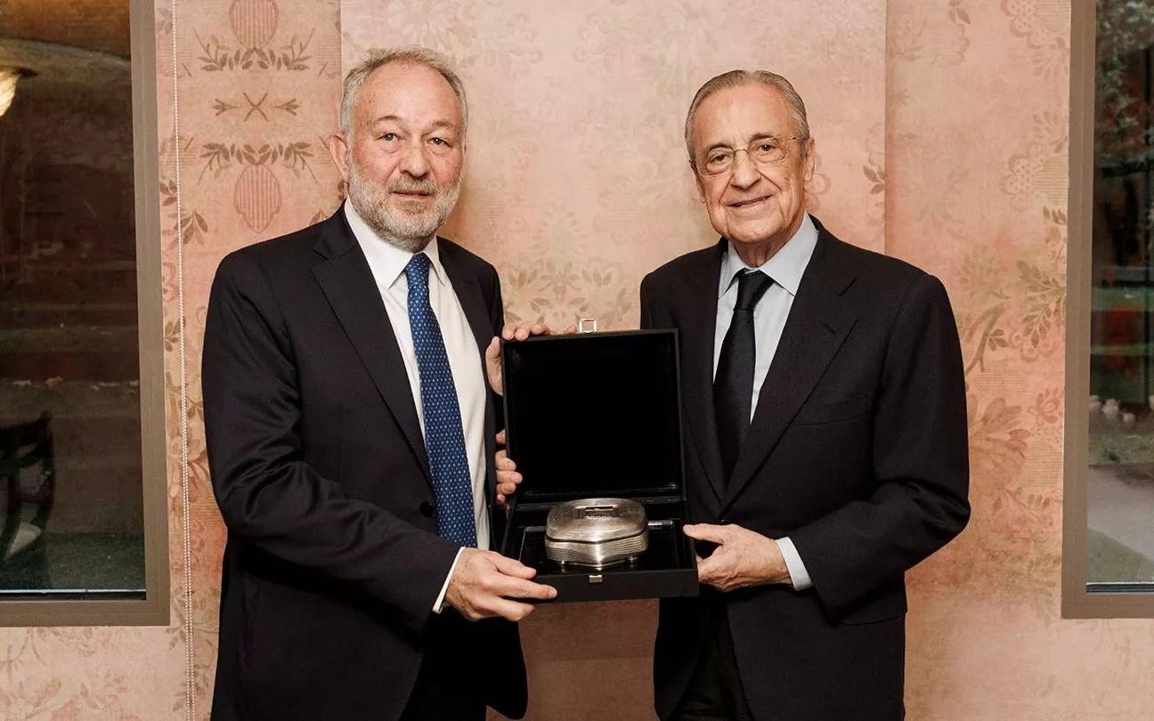 传统环节,弗洛伦蒂诺与尤文主席在欧冠赛前互赠礼物