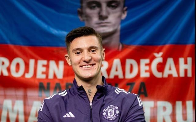 记者：曼联并不担心谢什科，他经常很早就到卡灵顿训练